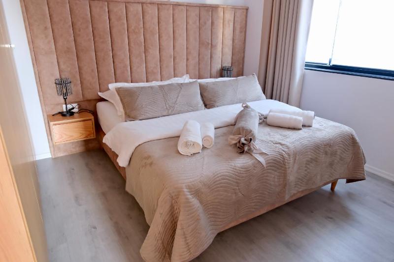 White Luxury Apartment with Private Pool - image 8