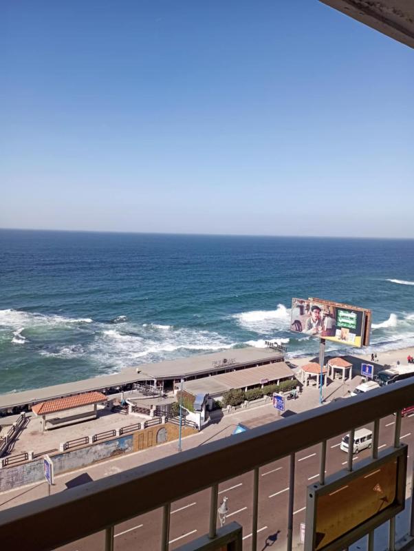 Modern Sea View Apartment in Prime Location - image 1
