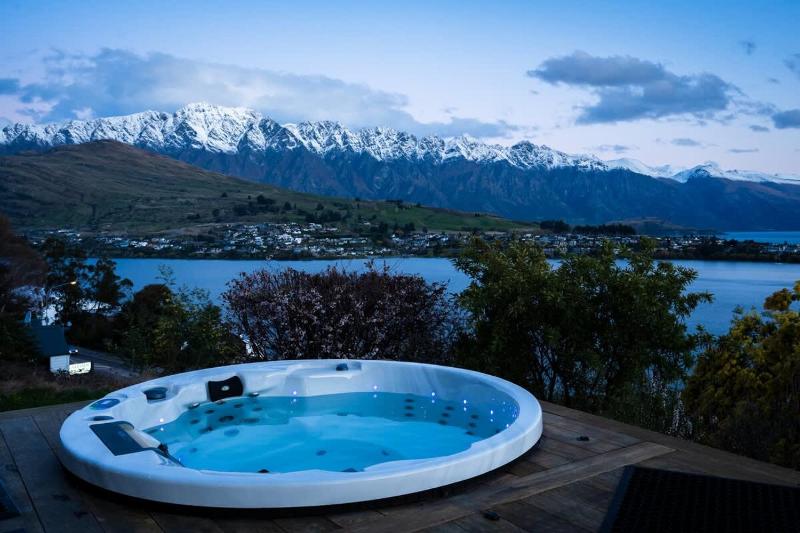 Earnslaw Terrace Luxury Villa-Hot Tub & Lake Views - image 19