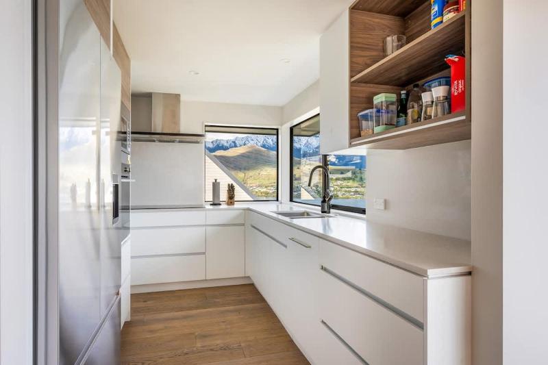 Earnslaw Terrace Luxury Villa-Hot Tub & Lake Views - image 28