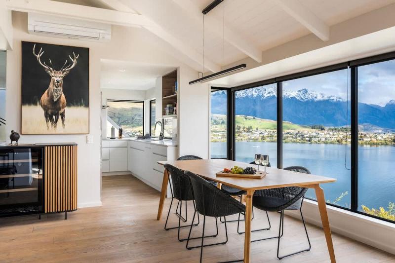 Earnslaw Terrace Luxury Villa-Hot Tub & Lake Views - image 3