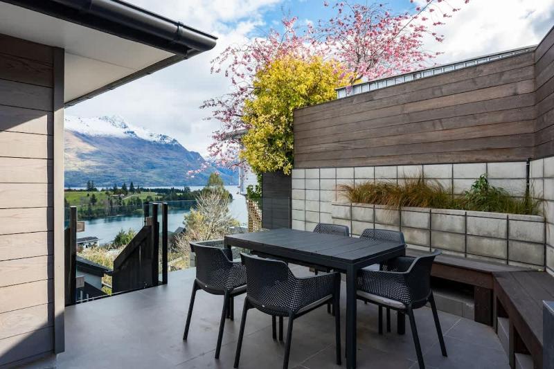 Earnslaw Terrace Luxury Villa-Hot Tub & Lake Views - image 26