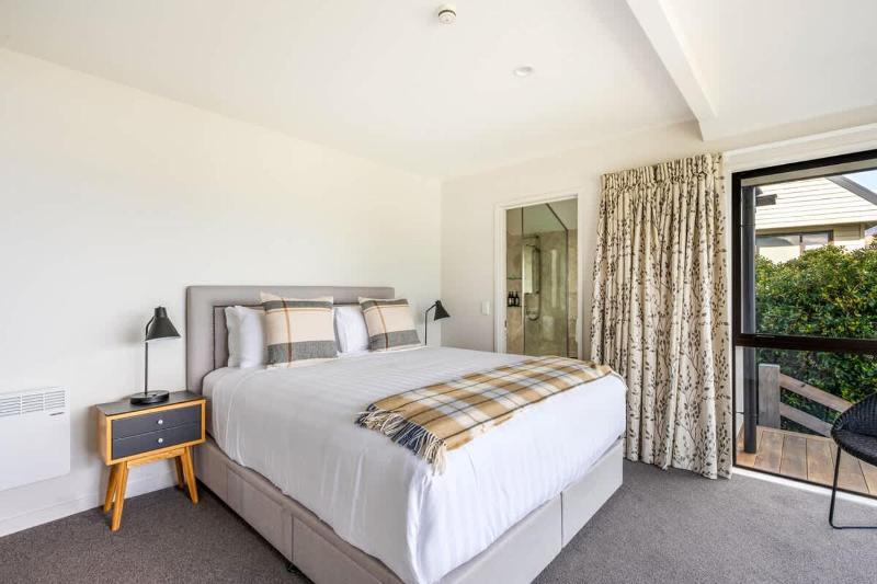 Earnslaw Terrace Luxury Villa-Hot Tub & Lake Views - image 17