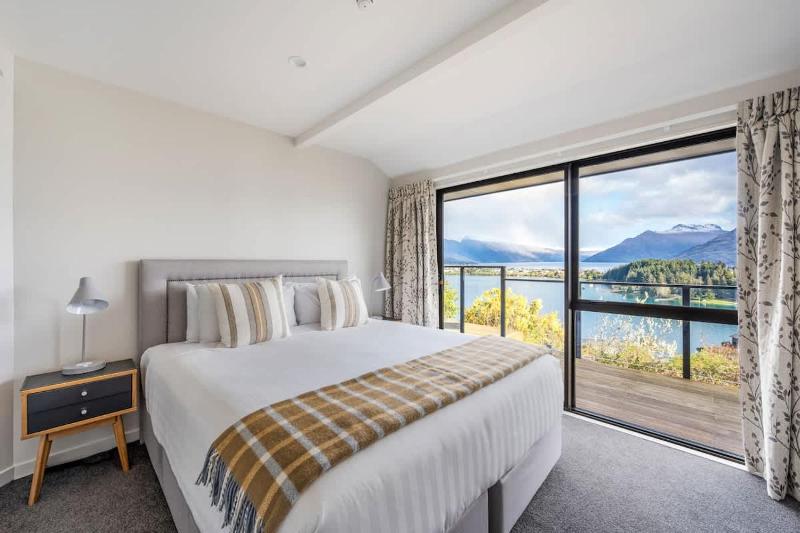 Earnslaw Terrace Luxury Villa-Hot Tub & Lake Views - image 14