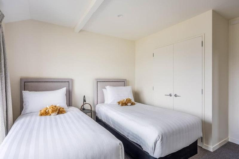 Earnslaw Terrace Luxury Villa-Hot Tub & Lake Views - image 24