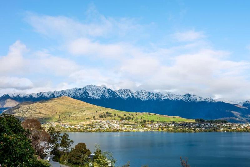 Earnslaw Terrace Luxury Villa-Hot Tub & Lake Views - image 47