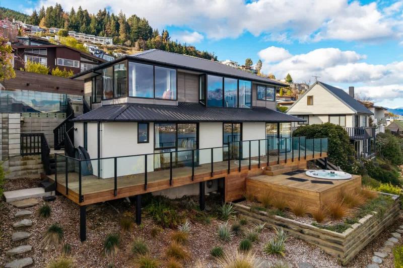 Earnslaw Terrace Luxury Villa-Hot Tub & Lake Views - image 23