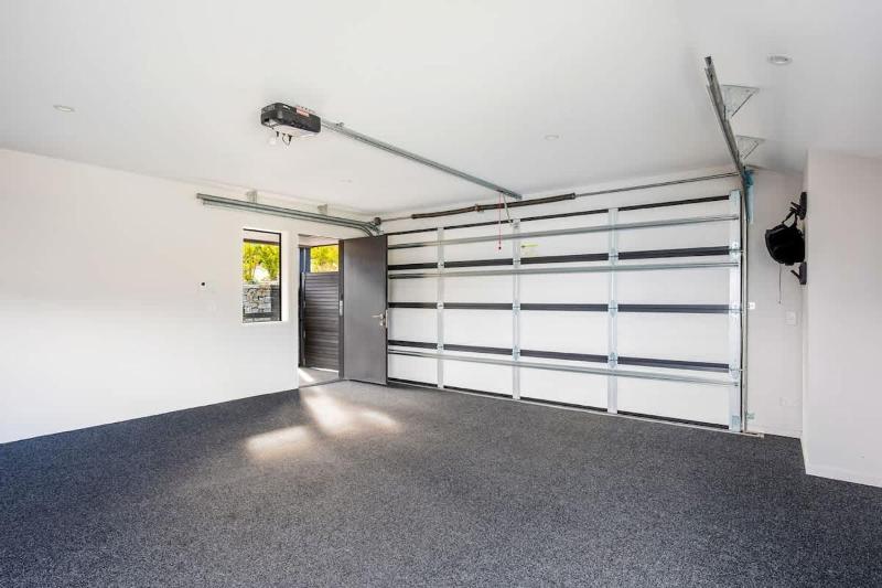 Earnslaw Terrace Luxury Villa-Hot Tub & Lake Views - image 5