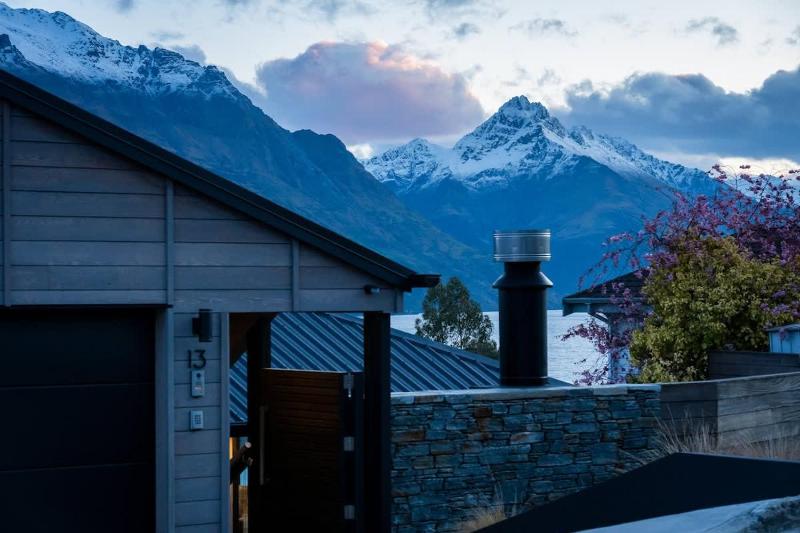 Earnslaw Terrace Luxury Villa-Hot Tub & Lake Views - image 2