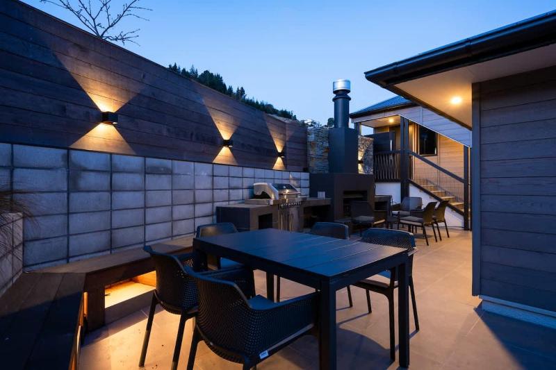 Earnslaw Terrace Luxury Villa-Hot Tub & Lake Views - image 15