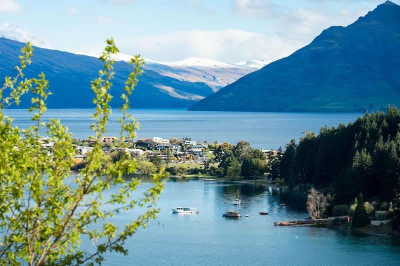 Earnslaw Terrace Luxury Villa-Hot Tub & Lake Views - image 32