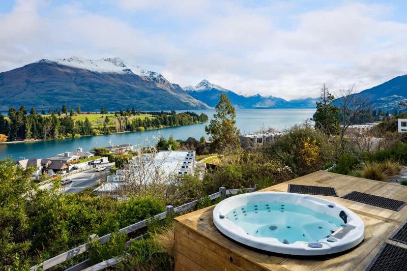 Earnslaw Terrace Luxury Villa-Hot Tub & Lake Views - image 44