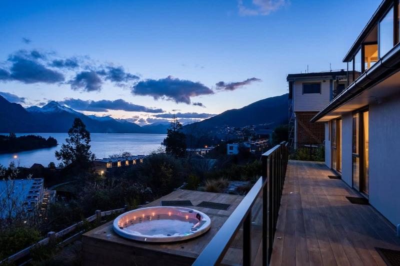 Earnslaw Terrace Luxury Villa-Hot Tub & Lake Views - image 35