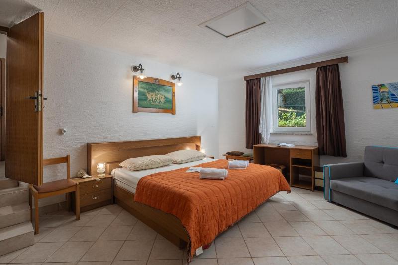 Beach House Astrid Malinska - Happy Rentals - image 8