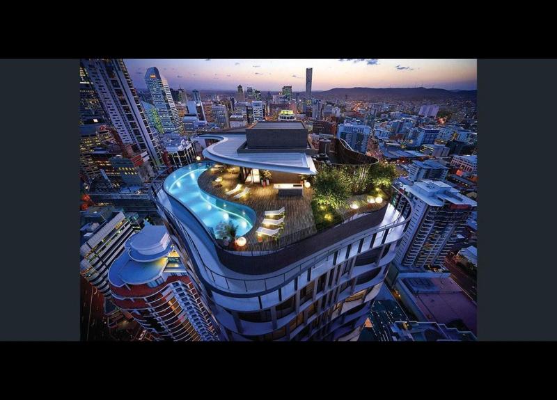 Luxury Sky-high CBD Apt with Pool Gym Parking - image 1