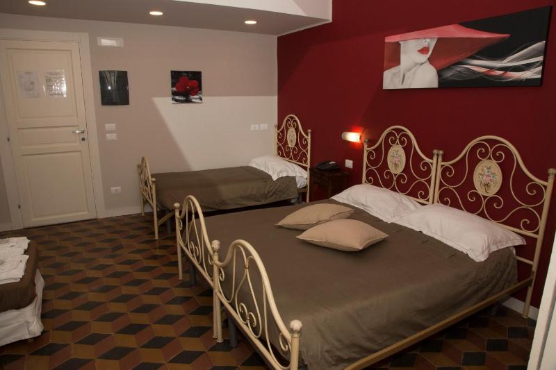 Luxury Triple Room image 3