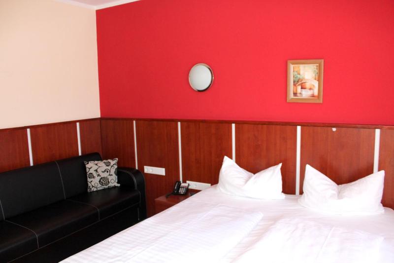 Triple Room with Balcony image 4
