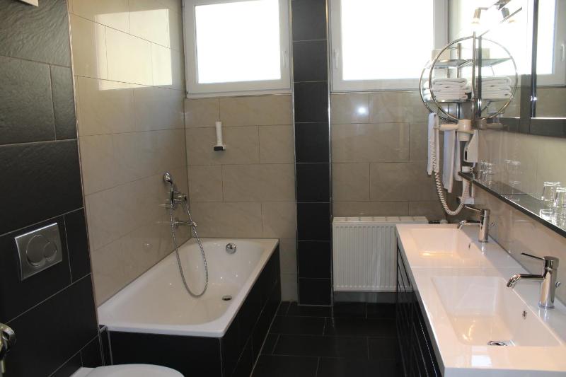 Triple Room with Balcony image 3