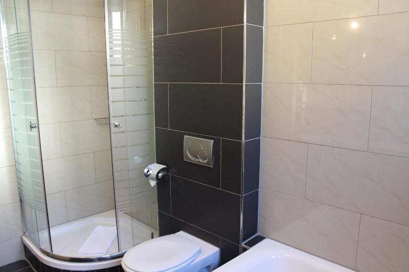 Triple Room with Balcony image 2