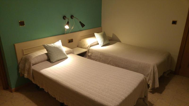 Twin Room image 4