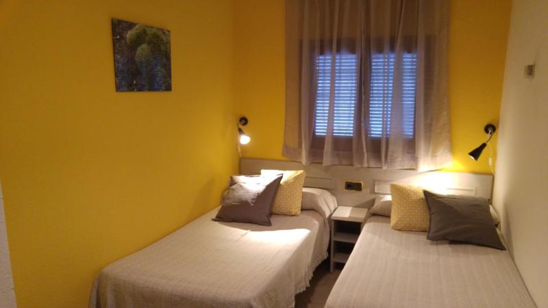Twin Room image 3