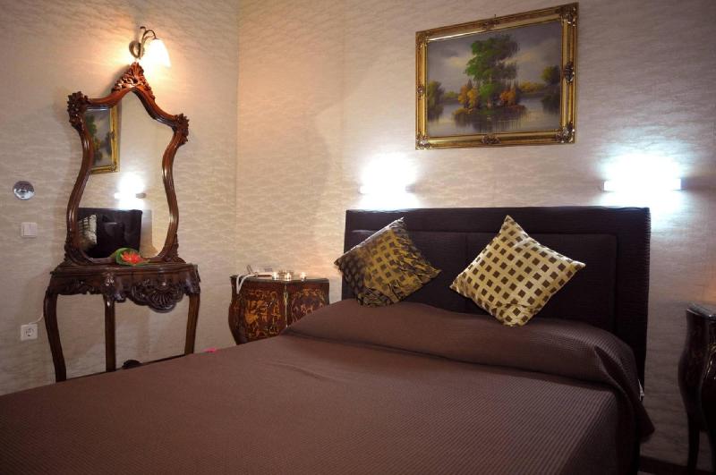 Standard Double Room image 3