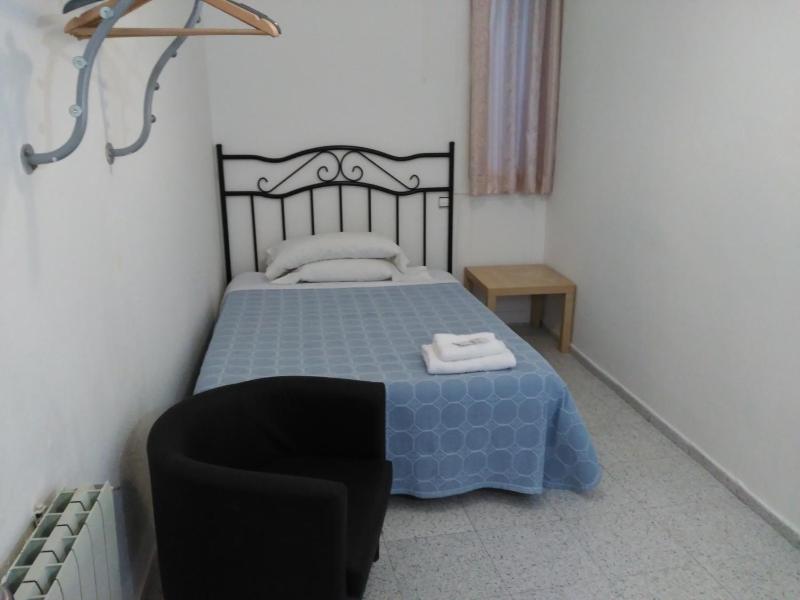 Economy Double Room with Shared Bathroom image 2