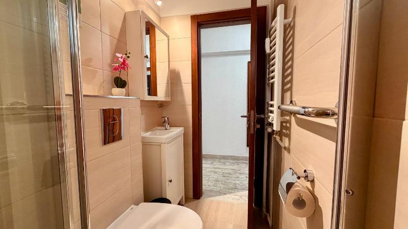 Timeless Stay - Stylish 2BR near Unirii & Cathedral - image 10