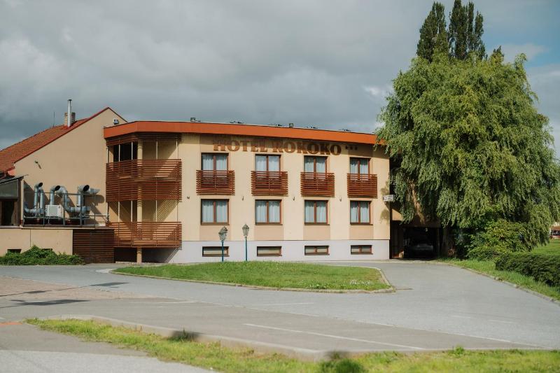 Hotel Rokoko Košice - free parking - image 12