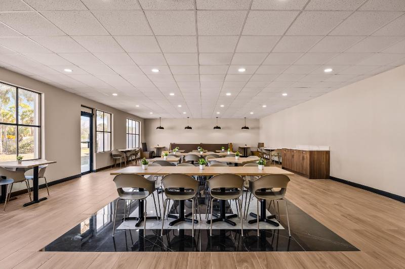 B&B HOTEL Jacksonville Airport - Newly Renovated! - image 9