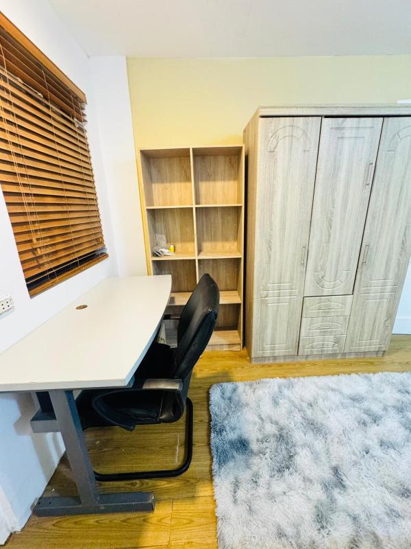 3BR Near airport Condo with Work stations - image 10