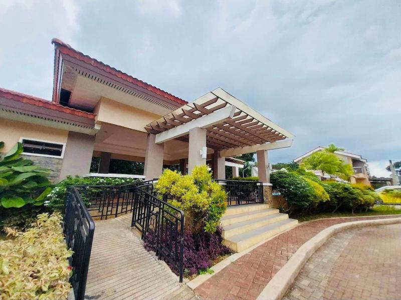 3BR Near airport Condo with Work stations - image 23