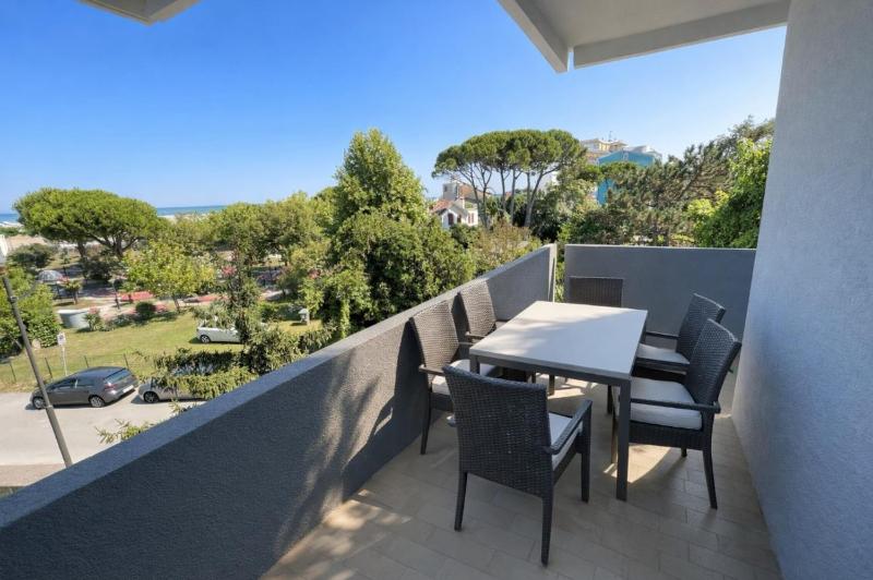 Residence Triangolo Trilocale con terrazzo vista mare parziale - Agenzia Cocal - image 1