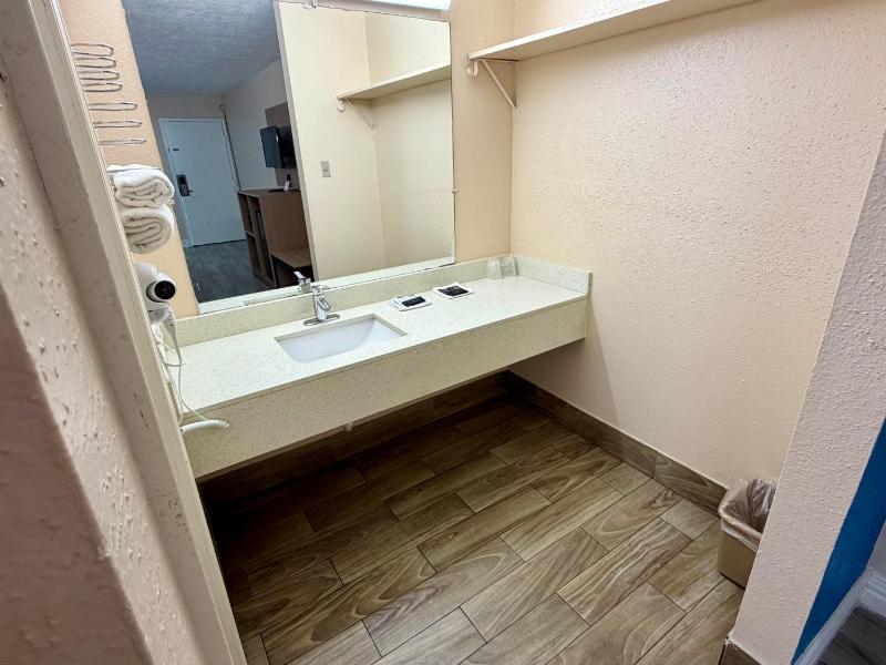 Guest Inn and Suites - image 15