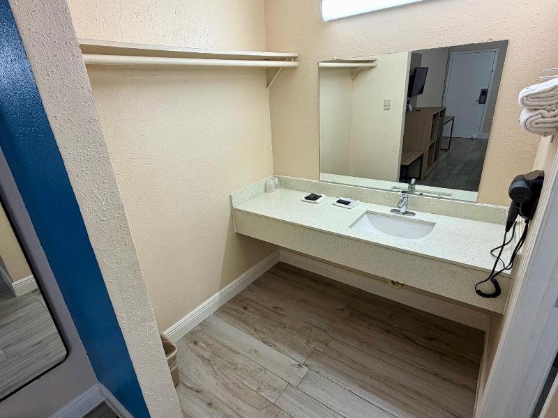 Guest Inn and Suites - image 13