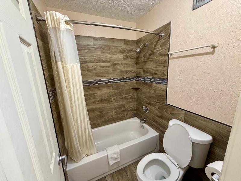 Guest Inn and Suites - image 14