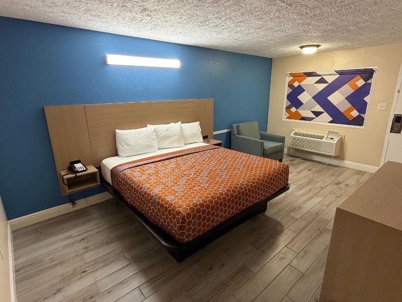 Guest Inn and Suites - image 9