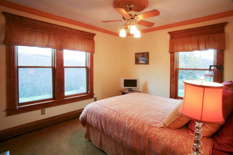 Queen Room image 3