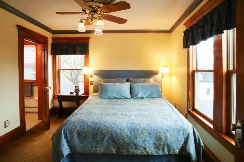 Queen Room image 2