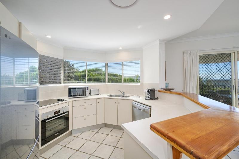 Cosy apartment with ocean views Sunshine Beach - image 12