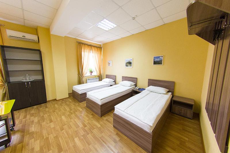 Standard Triple Room image 2