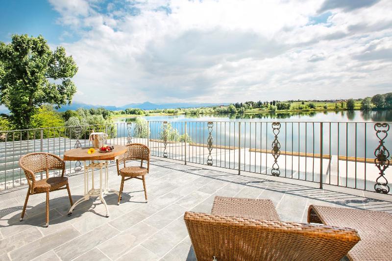 Double Room with Terrace and Lake View image 4