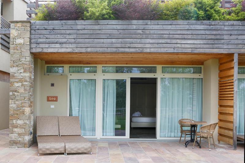 Double Room with Terrace and Lake View image 4