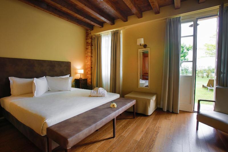 Double Room with Terrace and Lake View image 3