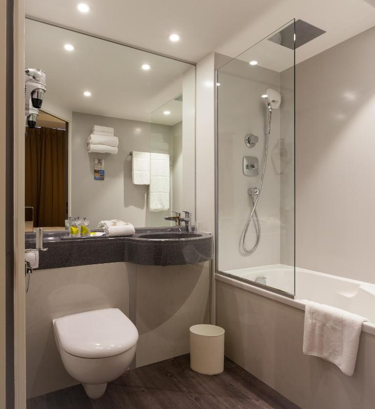 Triple Room with 1 Double Bed and 1 Single Bed image 4