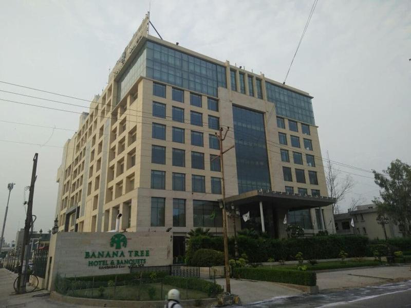 Hotel Banana Tree & Banquets 5 Min From Anand Vihar Bus Terminal and Vaishali Metro Station - image 8
