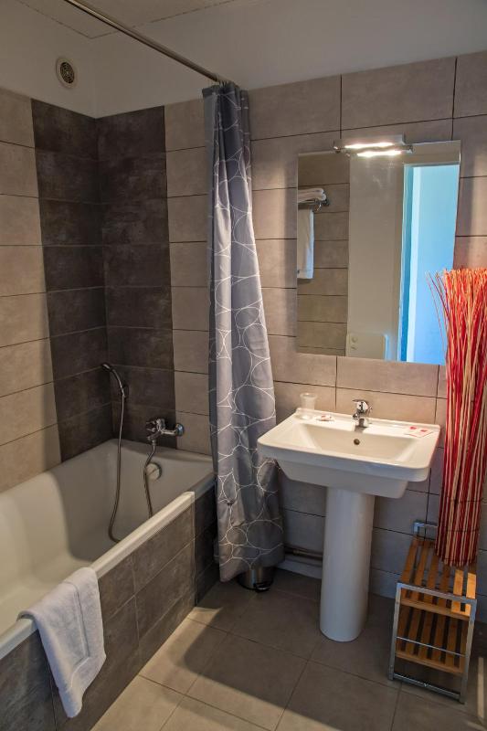 Superior Twin Room with Balcony image 3