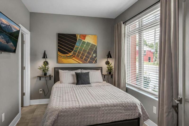 Skyline Serenity Spacious Nashville Retreat - image 2