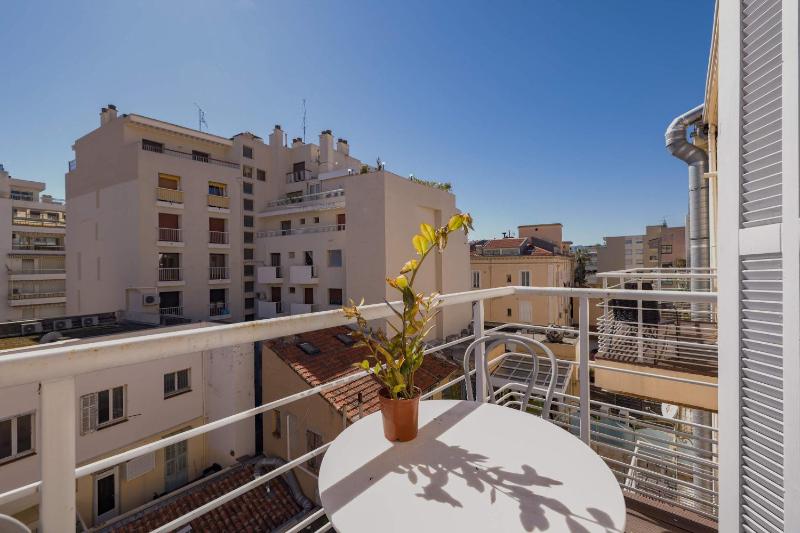 2 bedroom apartment in Cannes centre: Santiago - image 11