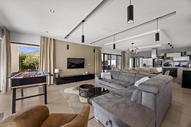 Villa Ula in Pula with heated pool sauna & private tennis court - image 24